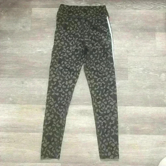 White fox Racer Leggings camo size S- NWOT - Picture 9 of 9